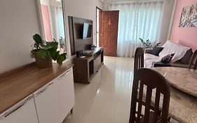 Apê térreo com churrasqueira e área externa e garagem exclusiva até 4 hóspedes 5 min praia Abricó e 7 min do Centro
